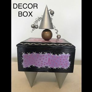 💕HAND PAINTED DECOR BOX WITH COVER LINED INSIDE
